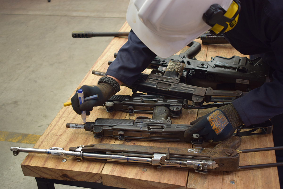 Die Waffen werden vor der Zerstörung markiert. (Foto: UN Photo/Renata Rulz)