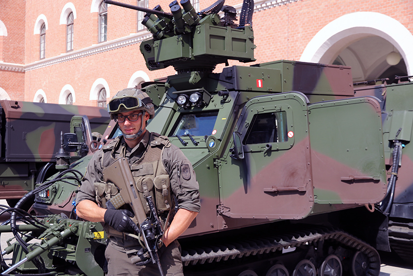 Ein Soldat des Bundesheeres vor dem BvS 10 AUT Hägglunds. (Foto: RedTD/Nikischer)