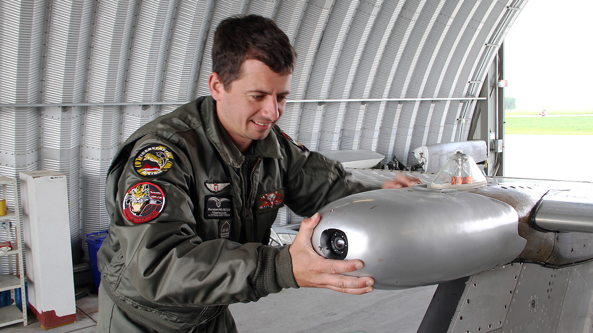 Wurzer montiert die GoPro in das Höhenleitwerk der Saab 105OE. (Foto: ÖBH/Miller)