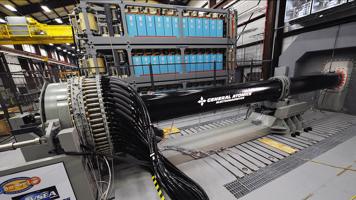Eine „Railgun“ der Firma General Atomics bei der Erprobung im Labor. (Foto: U.S. Navy/John F. Williams)