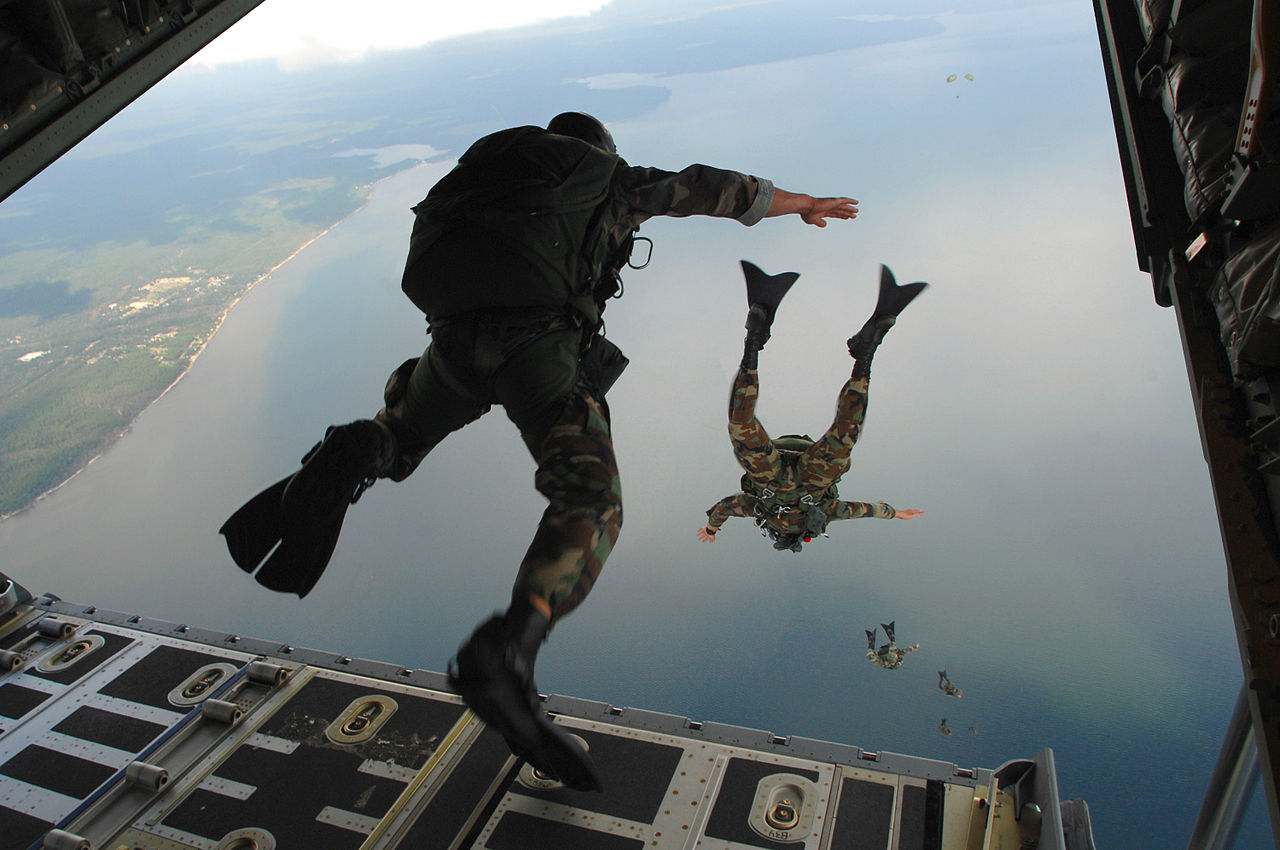 Fallschirmjäger beim Absprung. (Foto: U.S. Air Force/Senior Airman Julianne Showalter)
