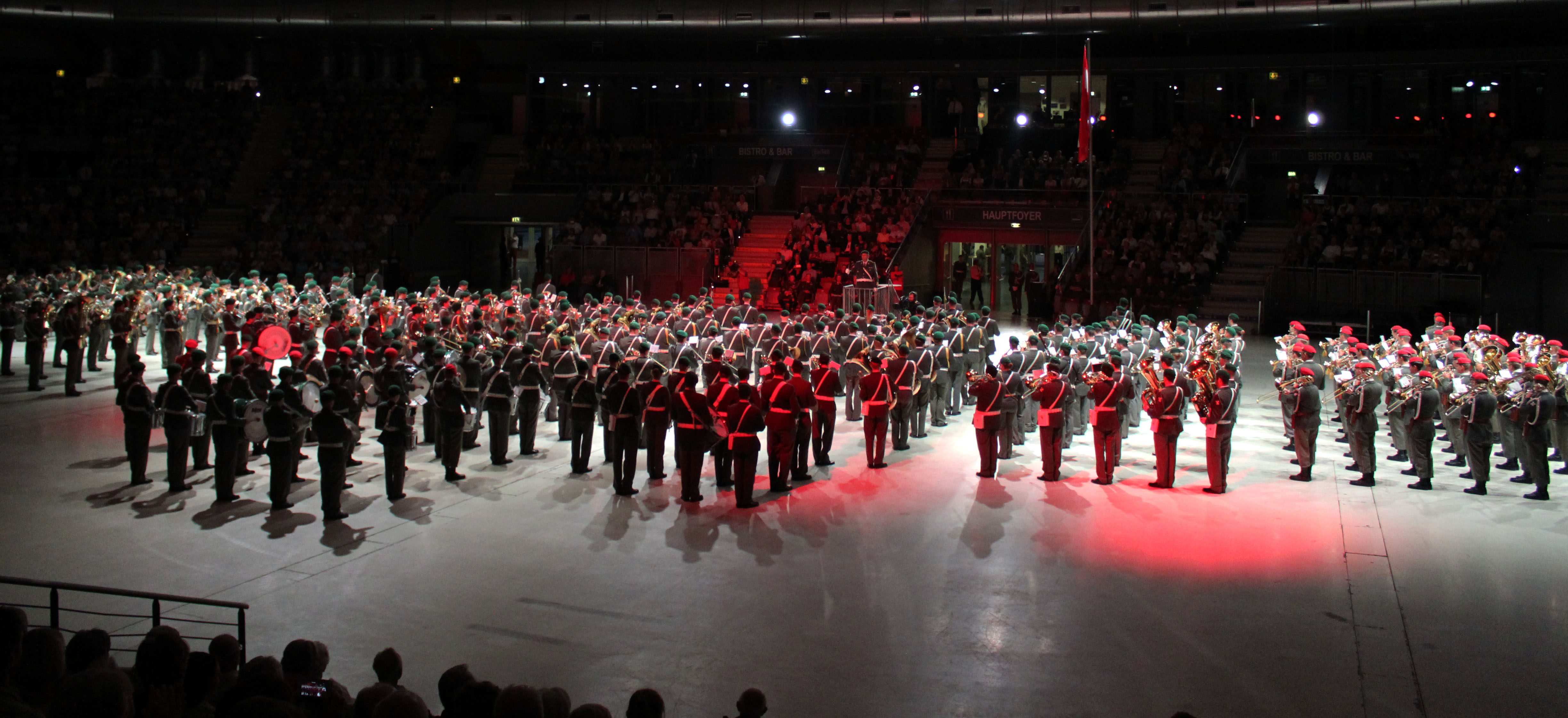 Die Militärmusiken in der Salzburgarena spielten unterschiedliche Konzerte und Stücke. (Foto: Bundesheer/Wolfgang Riedlsperger)