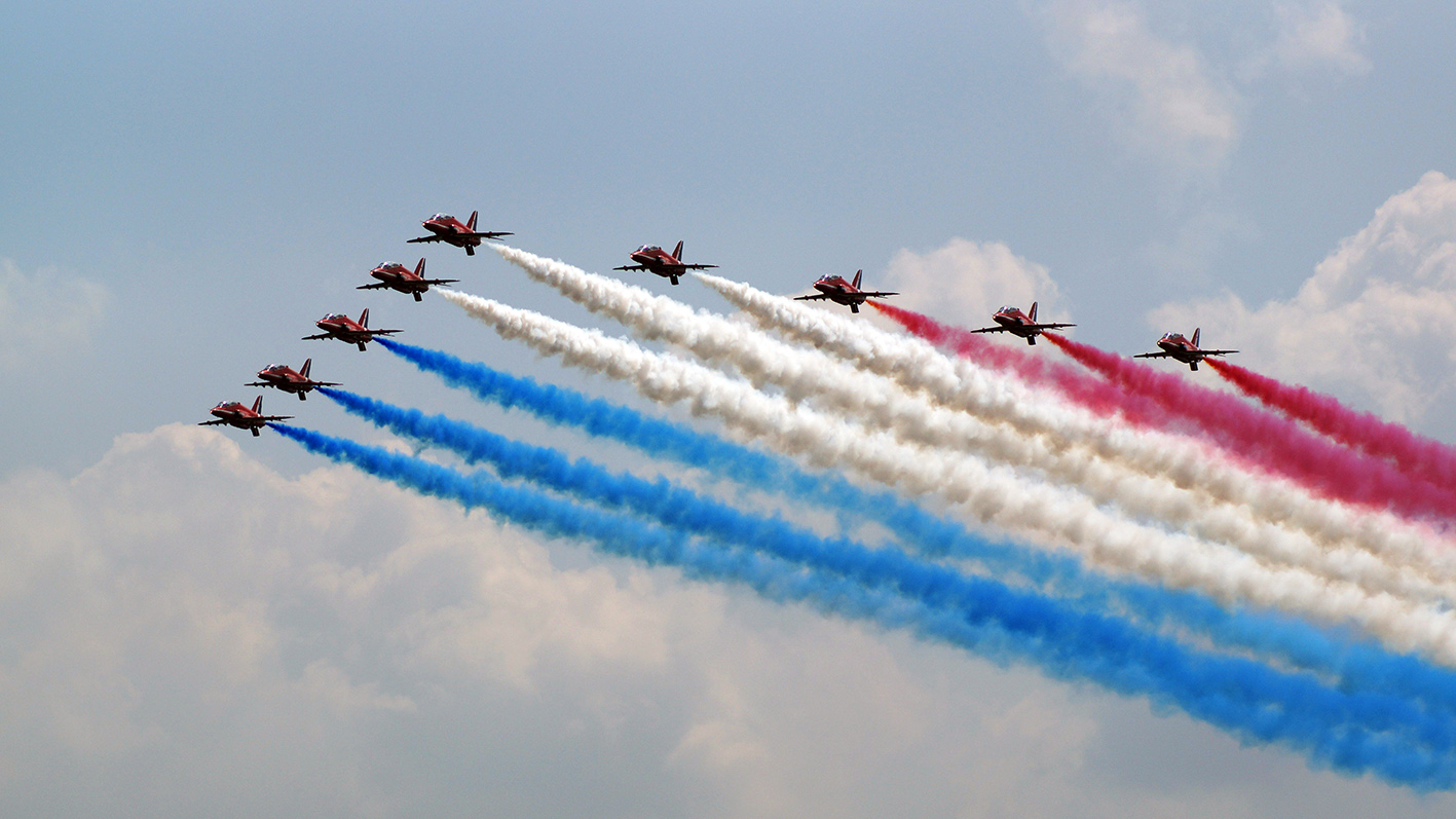 Die „Red Arrows“, das Kunstflugteam der RAF, in V-Formation. (Foto: unbekannt/CC0)