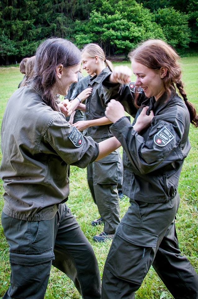 Teilnehmerinen beim Nahkampftraining. (Foto: Bundesheer/Robert Petatutschnig)