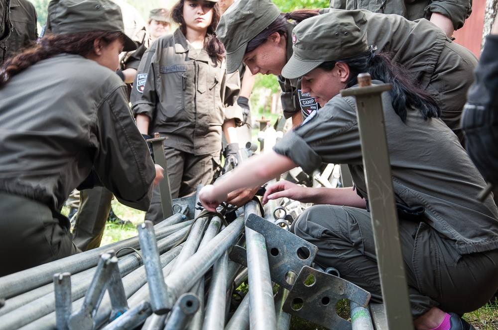 Aufbau eines Zeltes. (Foto: Bundesheer/Robert Petatutschnig)