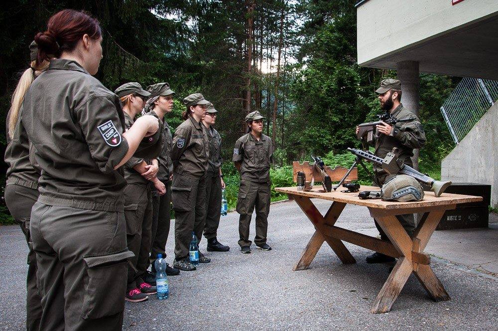 Ein Ausbildner stellt den Teilnehmerinnen verschiedene Ausrüstungsgegenstände vor. (Foto: Bundesheer/Robert Petatutschnig)