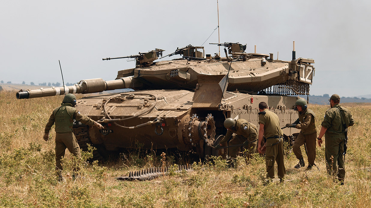 Anbringung von Panzerketten an einer Mark 3 Version des „Merkava“-Kampfpanzers. (Foto: Staselnik/CC BY-SA 3.0)