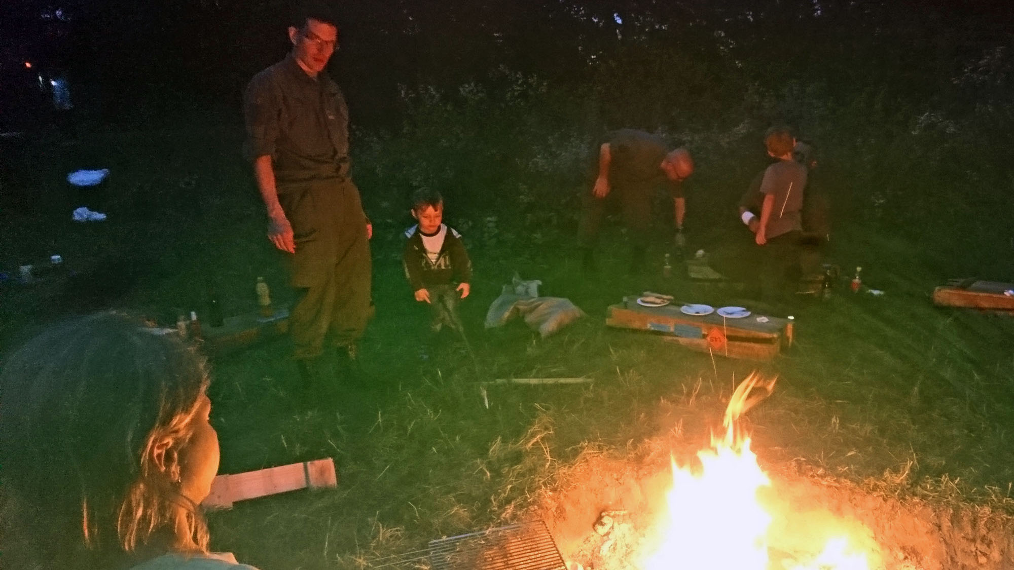 Am Lagerfeuer gab es noch die eine oder andere Soldaten-Anekdote. 