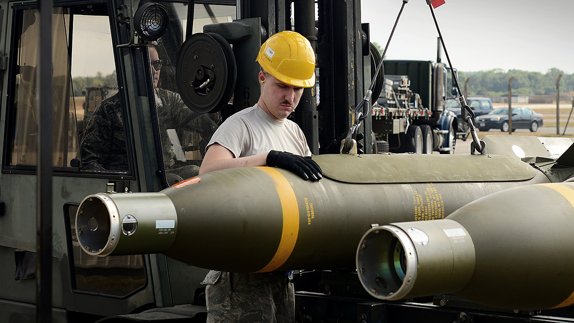 Ein Air Force Soldat des 48th Fighter Wing bereitet den Transport einer Bombe vor. (Foto: U.S. Air Force photo/Tech. Sgt. Matthew Plew)