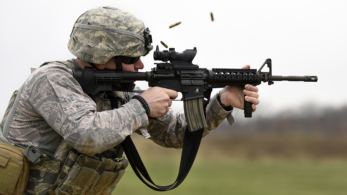 Ein Soldat der U.S. Air Force bei einer Schießübung mit dem M4-Sturmgewehr. (Foto: U.S. Air Force/Staff Sgt. Michael Hughes, Public Domain).
