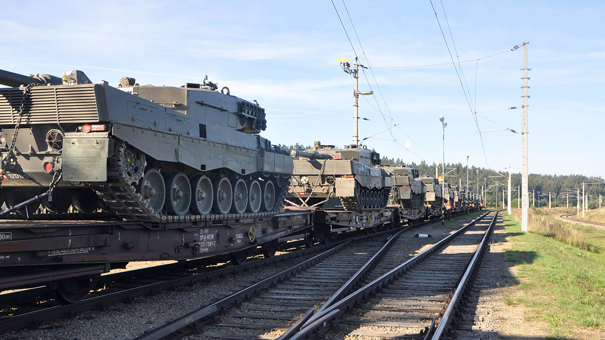 Fertig verladen: 18 Kampfpanzer „Leopard“ 2 A4 warten auf den Eisenbahntransport nach Deutschland. (Foto: Bundesheer/Harald Mitterhuemer)