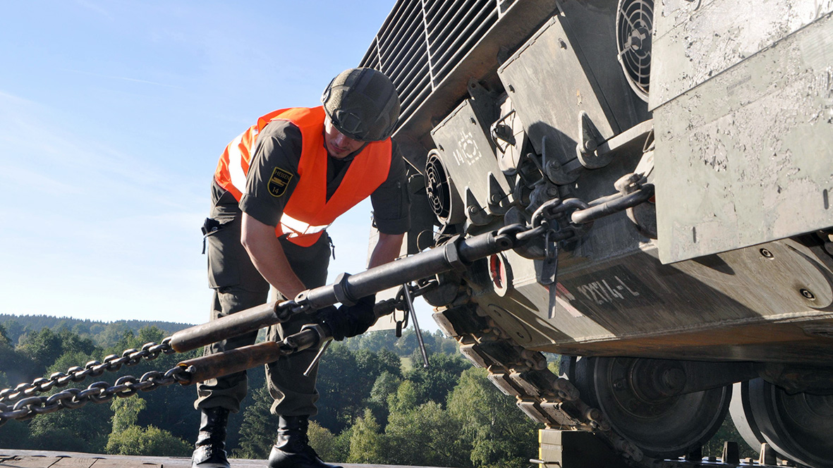 Der 55 Tonnen schwere Kampfpanzer „Leopard“ 2 A4 wird mit Ketten am Eisenbahnwaggon gesichert. (Foto: Bundesheer/Harald Mitterhuemer)