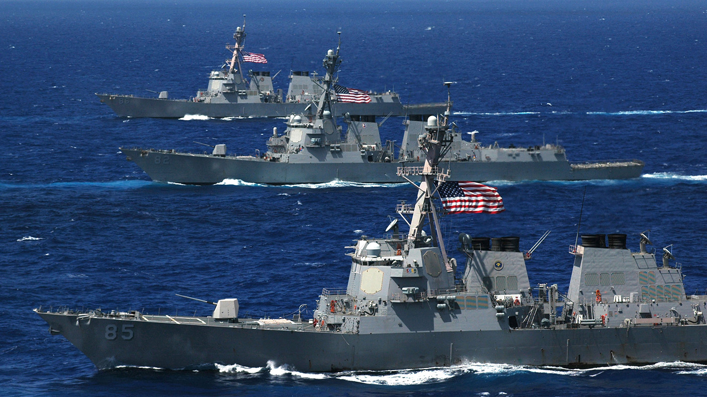 Drei Zerstörer der „Arleigh Burke“-Klasse im Dienst der U.S. Navy. (Foto: U.S. Navy/Chief Photographer's Mate Todd P. Cichonowicz, Public Domain)