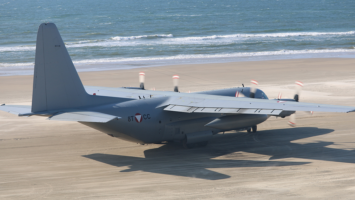 Die C-130 „Hercules“-Transportmaschine des Österreichischen Bundesheeres landet am dänischen Vejers-Strand bei der internationalen Übung „NIGHT HAWK 2018“. (Foto: Bundesheer/Robert Kandler)