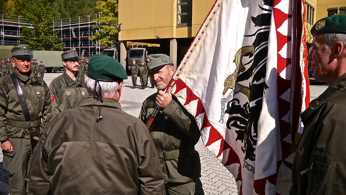 Brigadier Gaiswinkler übernimmt die Fahne des Jägerbataillon 6 und übernimmt damit auch die Verantwortung für das Bataillon, dass damit das Stabsbataillon 6 ist. (Foto: Bundesheer/Frank Nalter)