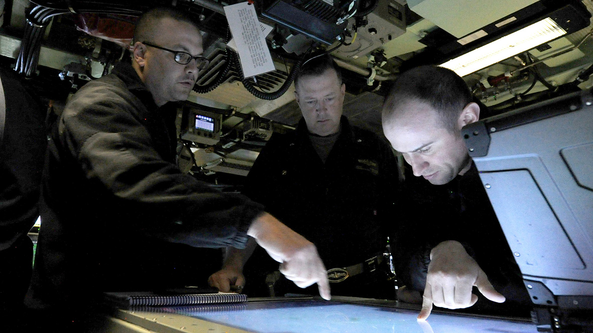 Navigieren am digitalen Kartentisch auf dem U-Boot USS „Indiana“. (Foto: U.S. Navy/Chief Mass Communication Specialist Darryl Wood, Public Domain)