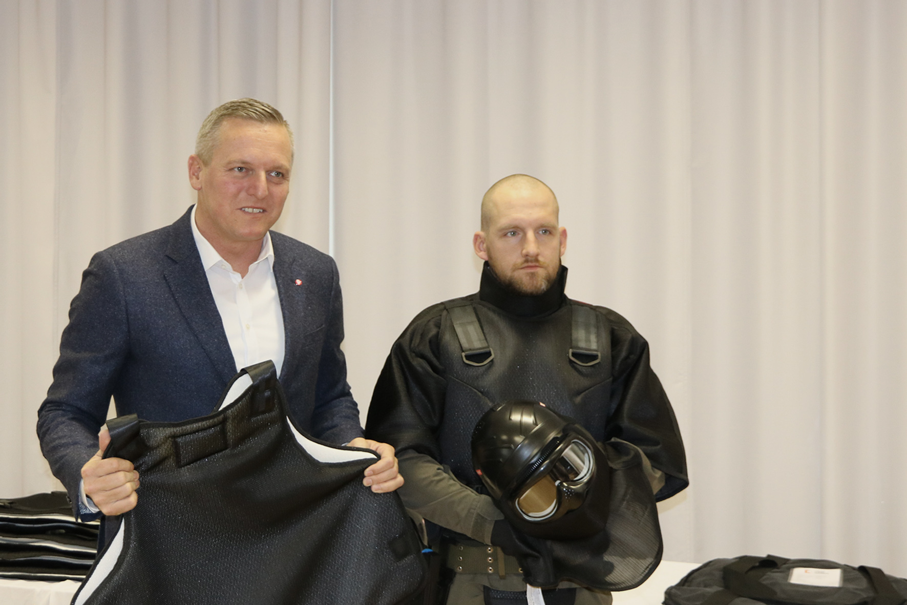 Ein Soldat in Schutzausrüstung bei der Vorführung einer Übungssequenz mit dem Interaktiven Szenarientrainer. (Foto: Truppendienst/Gerold Keusch)