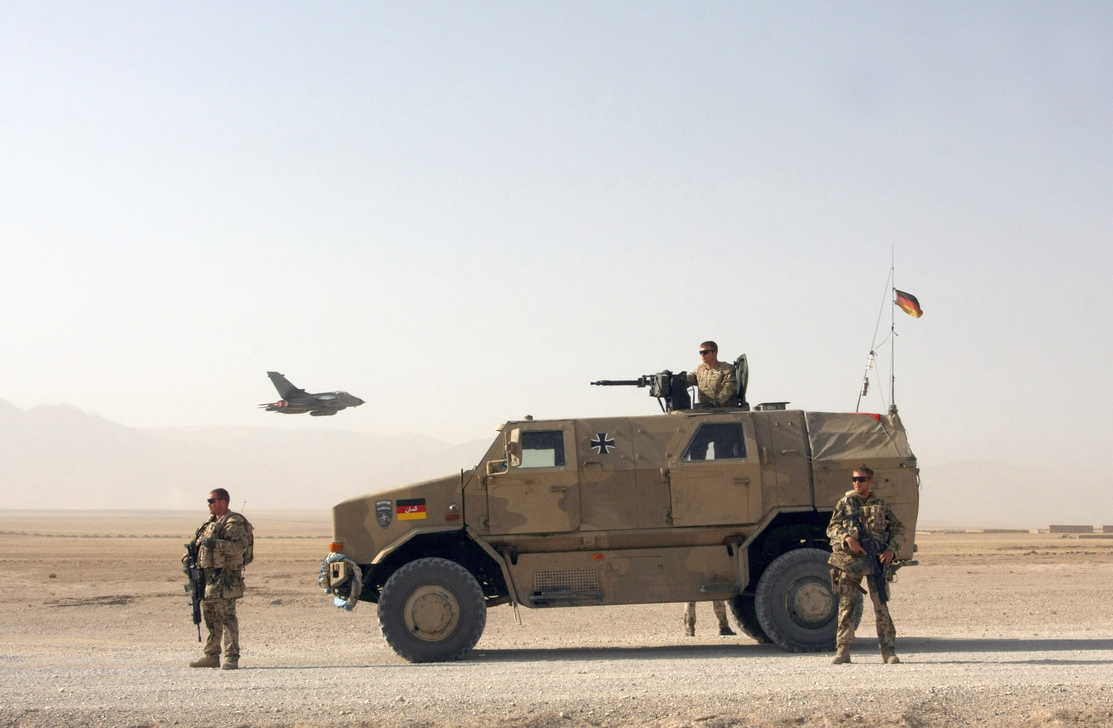 Deutsche Einheiten, Teil der NATO-ission ISAF, in der Nähe von Camp Marmal während einer Patrouille außerhalb der Stadt Mazar-e-Sharif in Afghanistan November 2009. (Foto: ISAF Headquarters Public Affairs Office/CC BY 2.0)