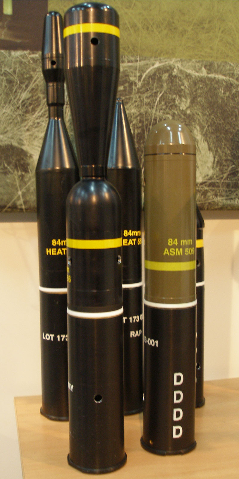 Verschiedene aktuelle Munitionsarten der „Carl Gustaf“-Panzerabwehrwaffe. (Foto: Spike78/CC BY-SA 3.0)