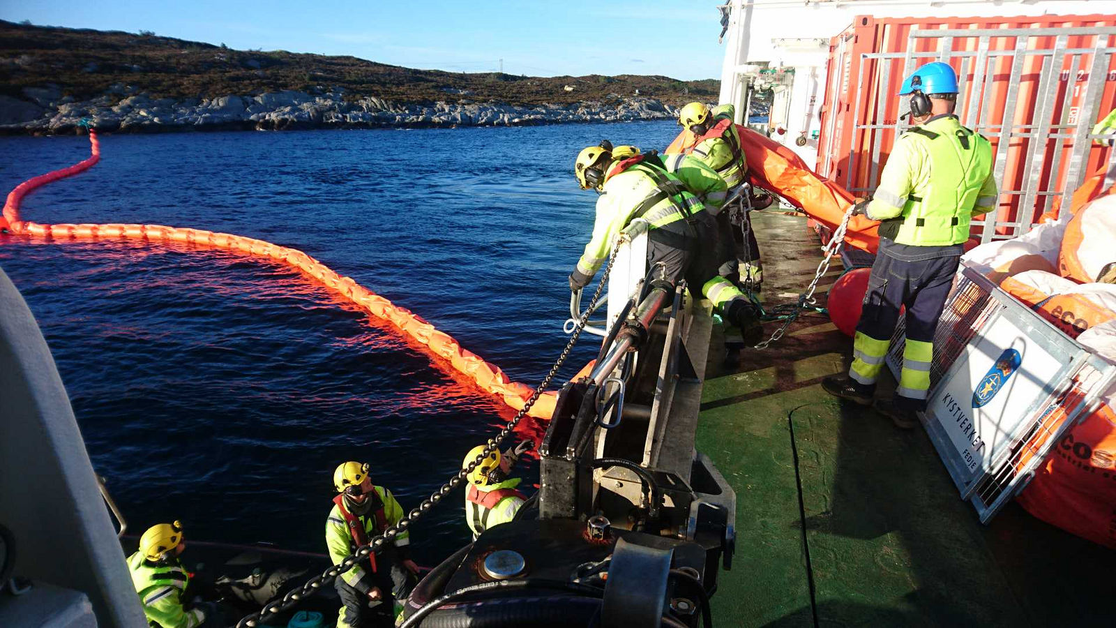 Ein Schiff der norwegischen Küstenwache sichert die Gewässer gegen Verschmutzung durch austretendes Öl der sinkenden Fregatte. (Foto: Norwegian Coastal Administration/CC BY-NC 2.0)