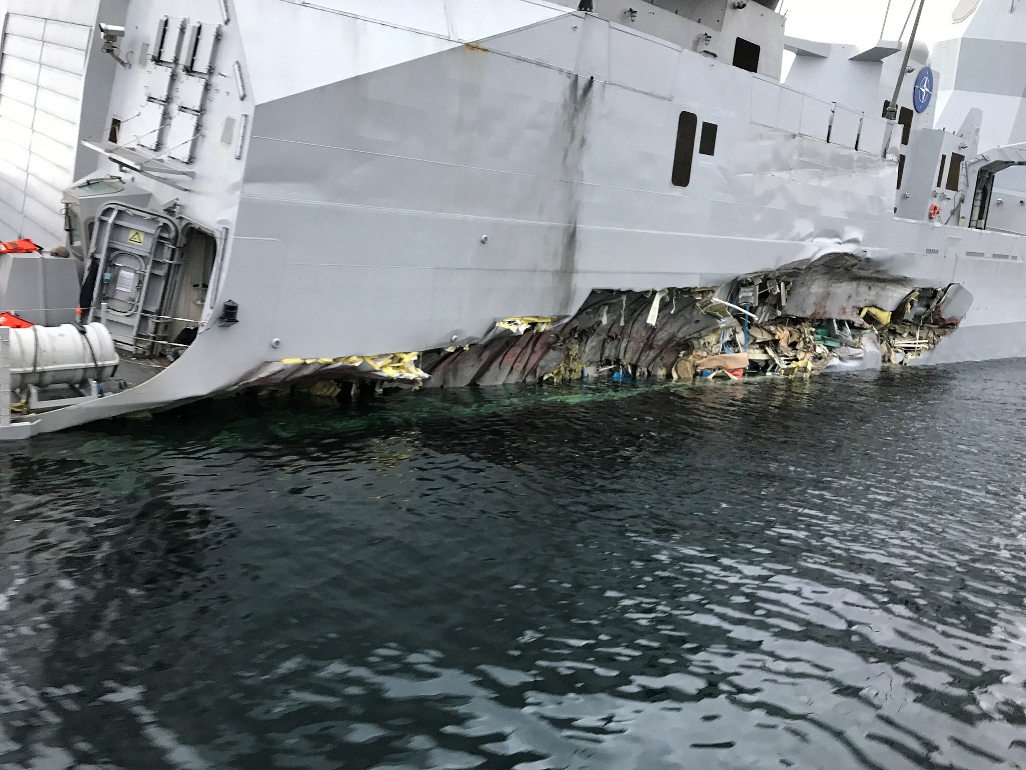 Schwere Schäden an der norwegischen Fregatte „Helge Ingstad“ nach der Kollision mit einem zivilen Tanker. (Foto: Norwegian Coastal Administration/CC BY-NC 2.0)