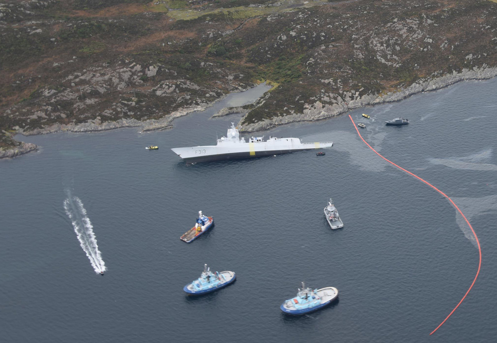 Die norwegische Fregatte „Helge Ingstad“ sinkt nach der Kollision mit einem zivilen Tank. (Foto: Norwegian Coastal Administration/CC BY-NC 2.0)