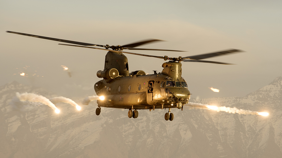 Einer der beiden Kandidaten: eine CH-47 der britischen Royal Air Force über Afghanistan. (Foto: Cpl Lee Goddard/MOD, OGL)