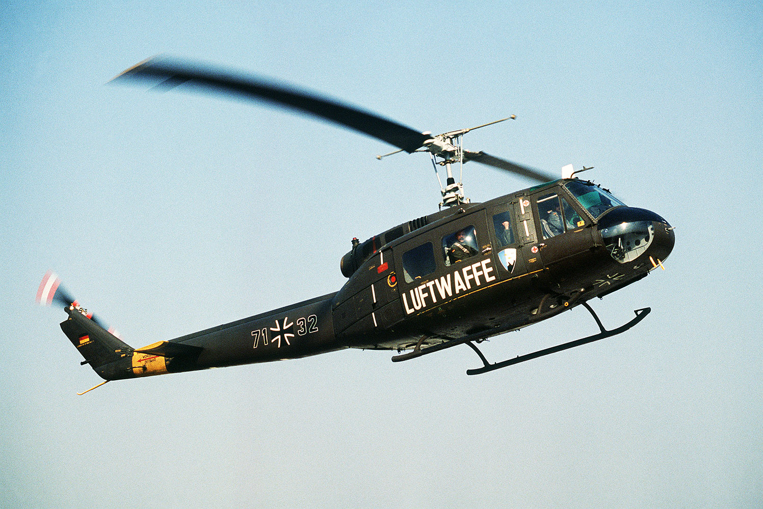 Ein Bell UH-1D „Huey“ der Deutschen Luftwaffe bei der Landung. Nach über 50 Jahren Einsatz tritt er 2020 seinen „Ruhestand“ an. (Foto: USAF/TSgt. Rod Prouty, Public Domain)