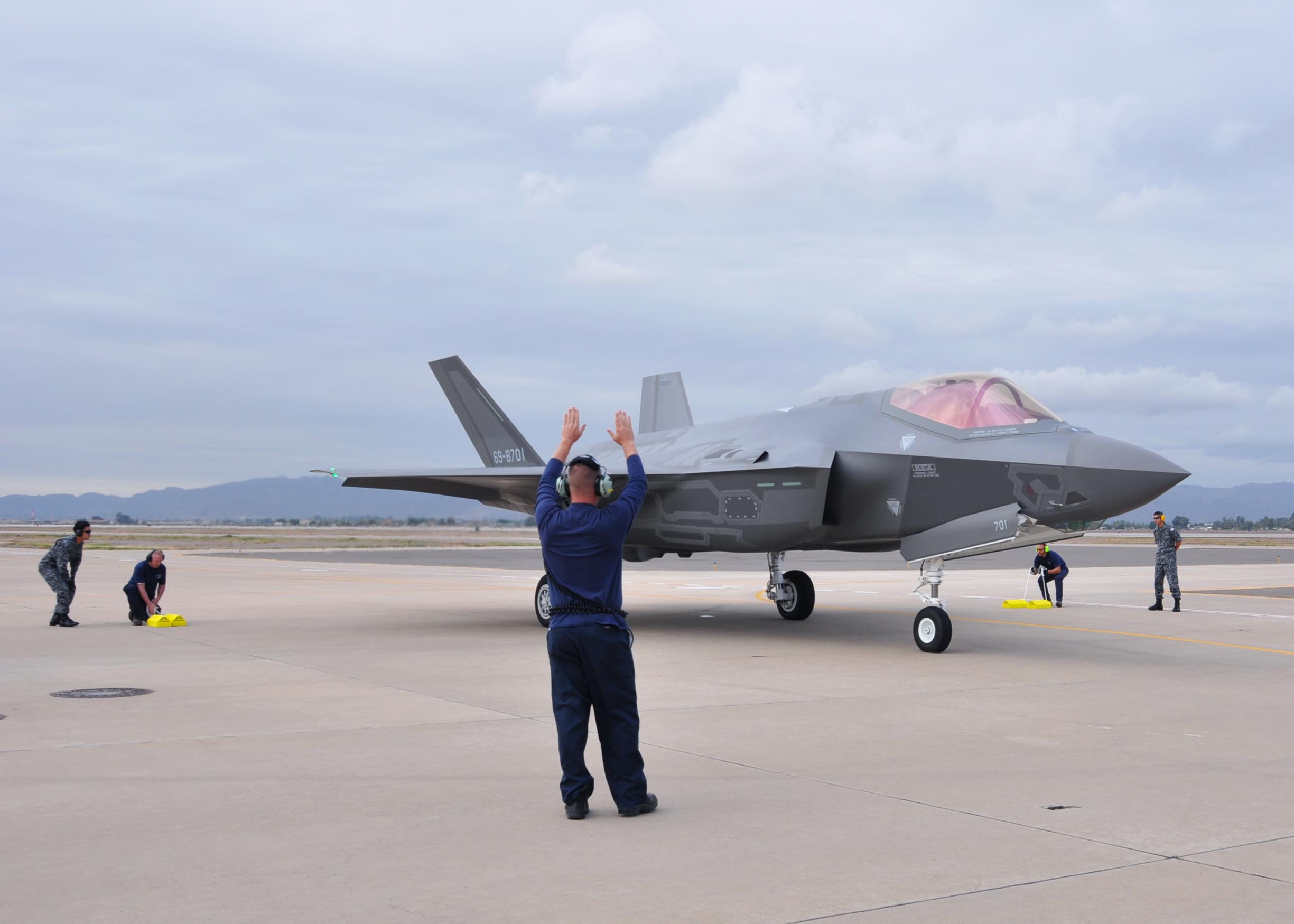 Japanische und amerikanische Flugzeugmechaniker bereiten den Rollout eines für Japan vorgesehen F-35-Kampfflugzeuges vor. (Foto: U.S. Air Force/Tech. Sgt. Louis Vega Jr., Public Domain)