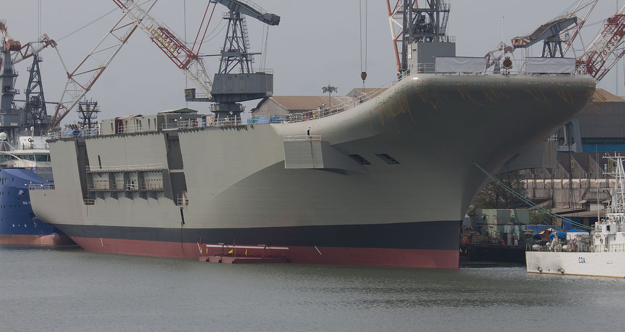 Indischer Flugzeugträger INS „Vikrant“ in der Werft von Cochin. (Foto: Drajay1976/CC BY-SA 3.0)