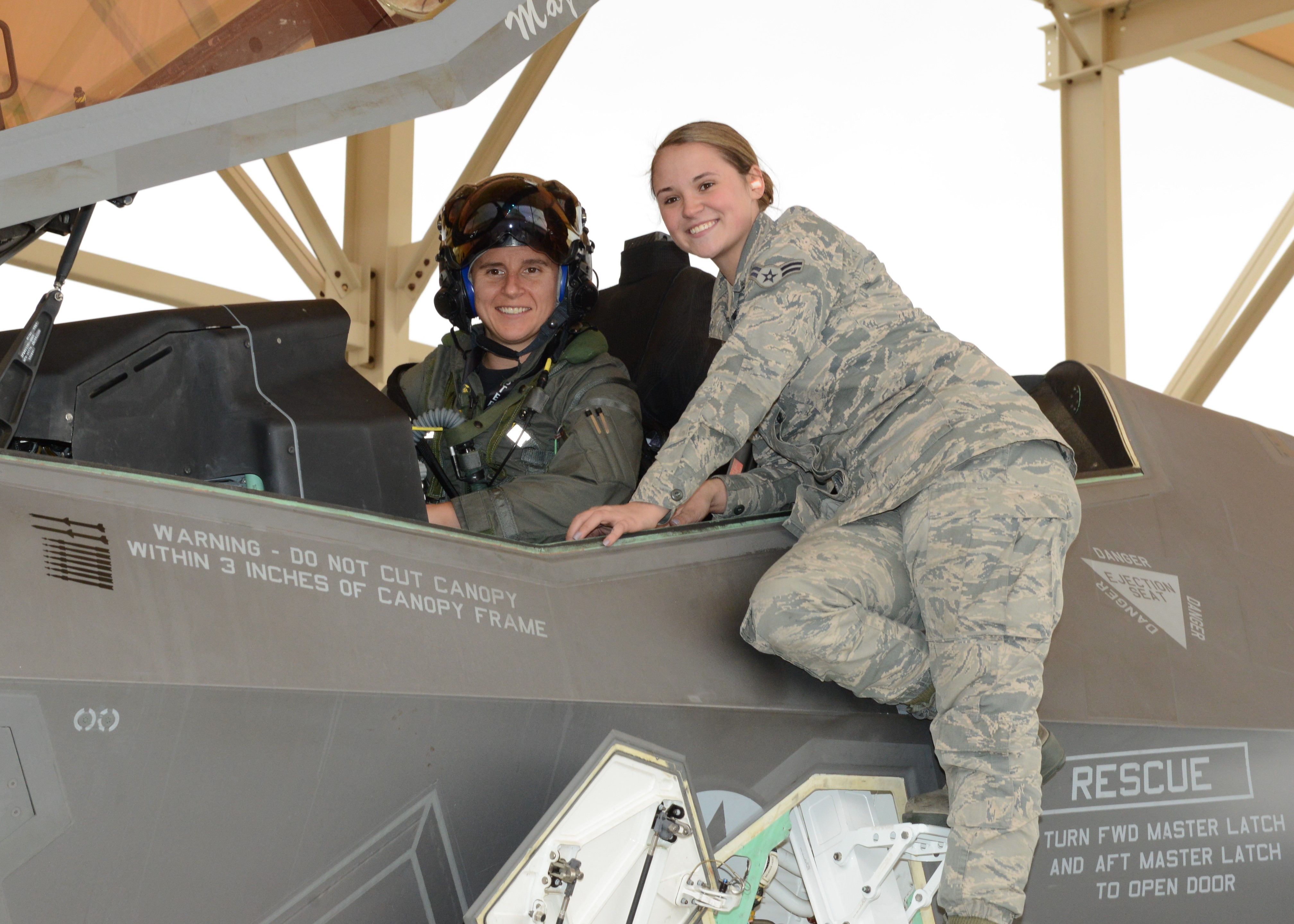 Maj. Rachael Winiecki, 461st Flight Test Squadron, ist die erste Testpilotin des F-35-Versuchsprogrammes. (Foto: U.S. Air Force/Kenji Thuloweit, gemeinfrei)