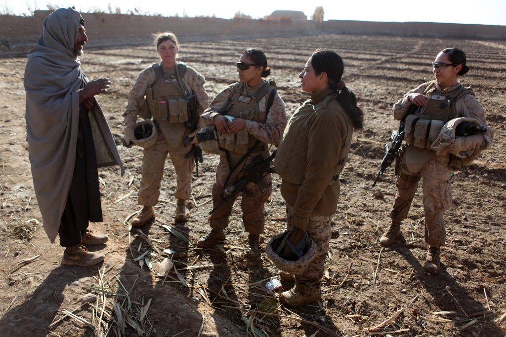Weibliche Soldaten des U.S. Marine Corps in Afghanistan. (Foto: USMC/Cpl. Marionne T. Mangrum/gemeinfrei)