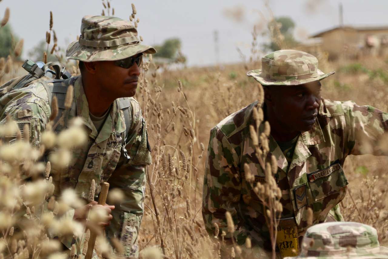 Soldaten der nigerianischen Armee. Seit 2009 stehen sie im Kampf gegen ISWAP, ehemals Boko Haram. Sie werden u.a. durch die U.S. Army weitergebildet und unterstützt. (Foto: U.S. Army/Capt. James Sheehan, gemeinfrei)