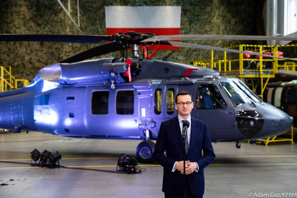 Der polnische Ministerpräsident Mateusz Morawiecki unterzeichnete am 24. Januar 2019 den Vertrag über die Lieferung von vier S-70i „Black Hawk“ an die polnische Armee. (Foto: Kancelaria Premiera/Adam Guz, gemeinfrei)