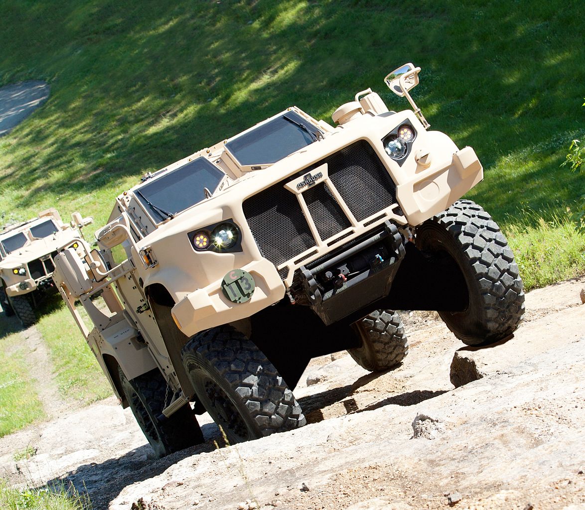 Ein Oshkosh JLTV bei einer Geländefahrt. (Foto: Oshkosh Defense/CC BY-SA 4.0)