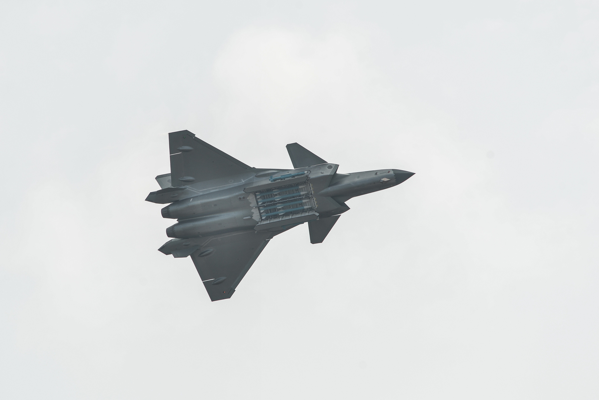 Der Jagdflugzeugtyp J-20 der chinesischen Luftwaffe, der mit der neuen Luftrakete PL-15 bestückt sein wird. (Foto: emperornie, CC BY-SA 2.0)