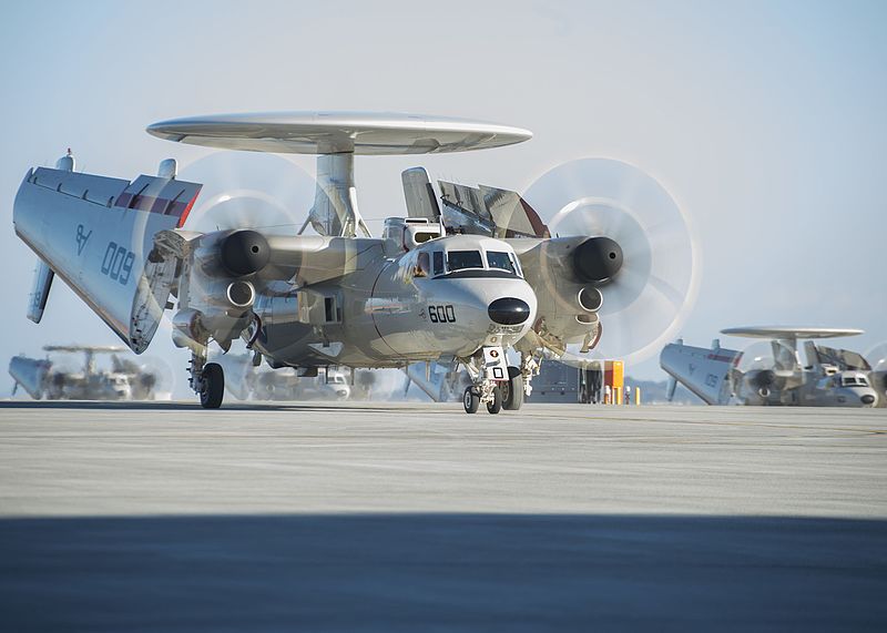 Fünf E-2D-Frühwarnflugzeuge der U.S. Navy auf der Marine Corps Air Station Iwakuni (Japan). (Foto: Gabriel S. Weber/U.S. Navy, CC BY 2.0)