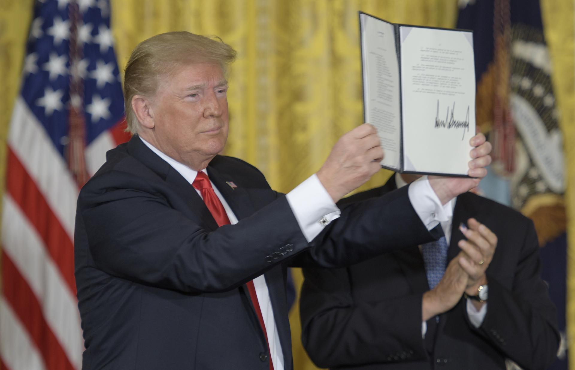 US-Präsident Donald Trump mit der unterzeichneten „Space Policy Directive-3“ während eines Treffens mit dem „National Space Council“ im Weißen Haus. (Foto: NASA/Bill Ingalls, gemeinfrei)