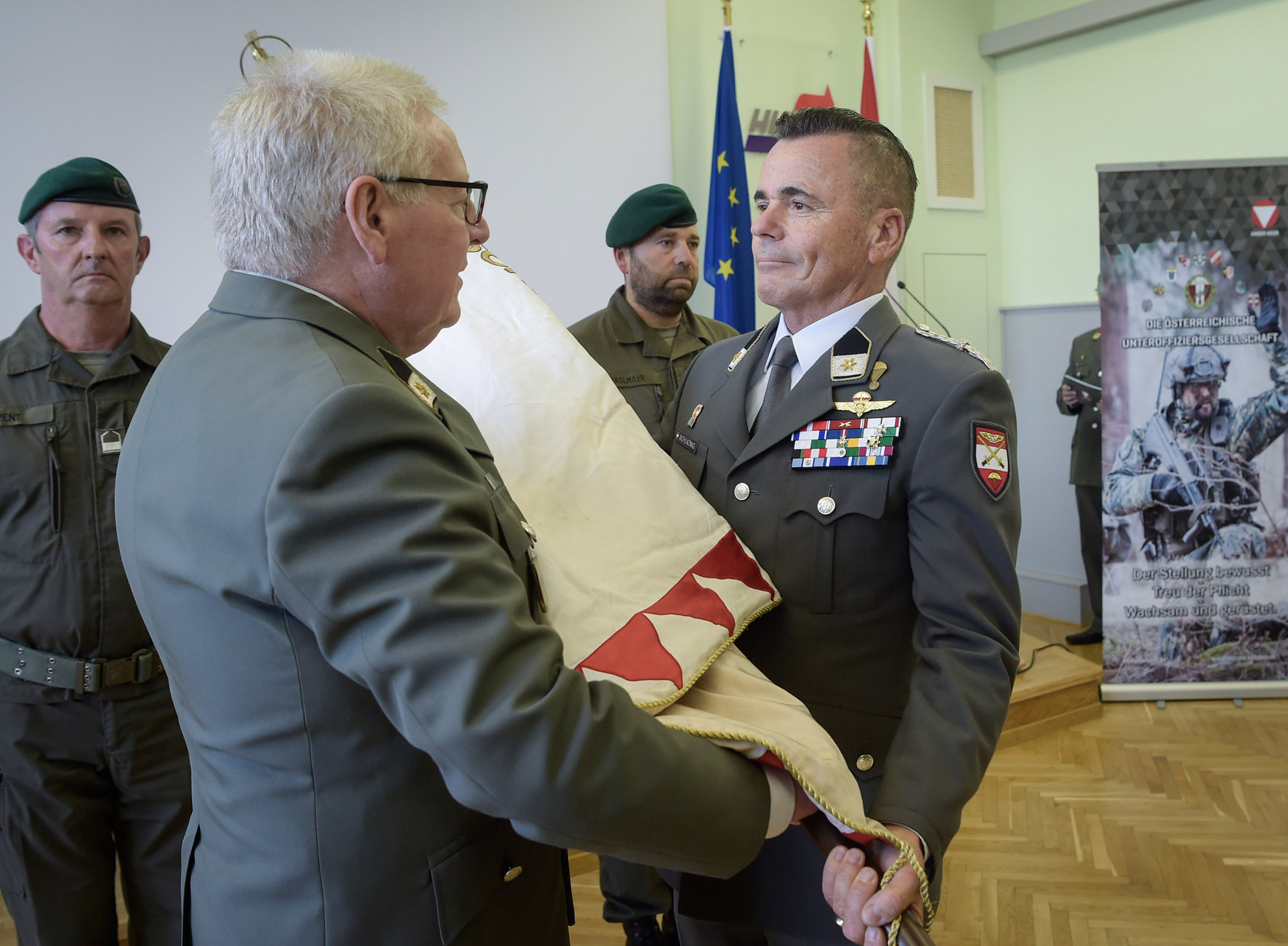 Paul Kellermayr (li.) übergibt das Amt des UOG-Präsidenten an seinen Nachfolger Othmar Wohlkönig. (Foto: Bundesheer/Pusch)