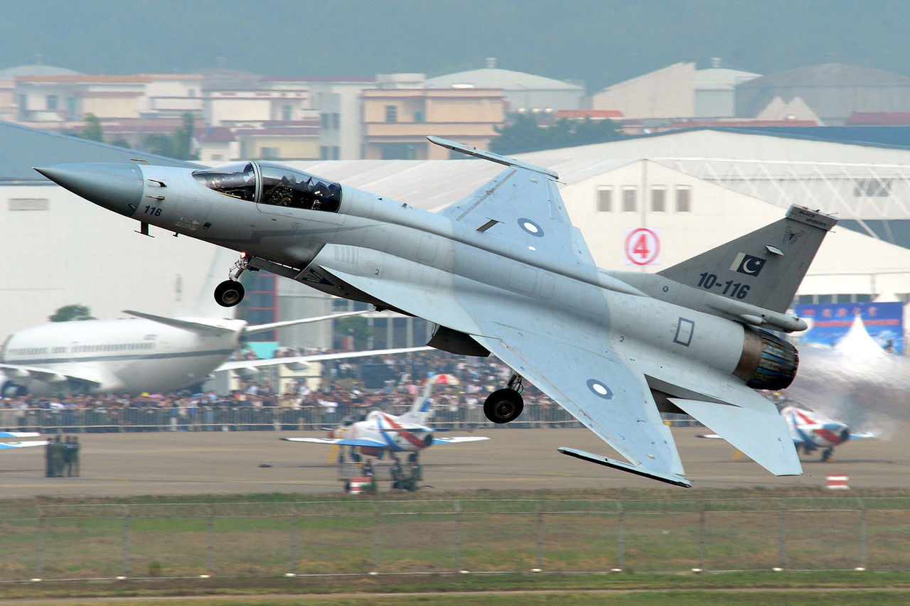 Symbolbild: Die erste modernisierte pakistanische JF-17 „Thunder“ wurde bereits an die Luftwaffe übergeben. (Foto: Peng Chen, CC BY-SA 2.0)