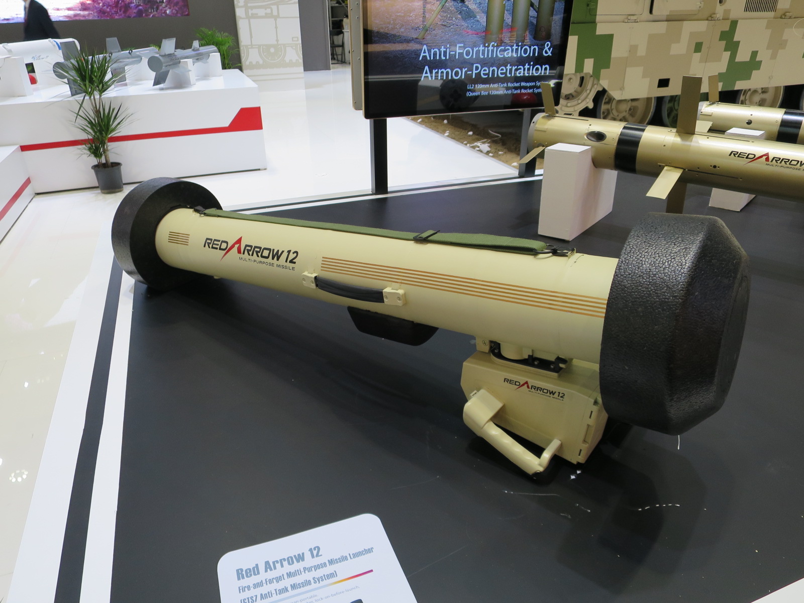 Das neue Kommandofahrzeug XLW 2040l kann beispielsweise mit der chinesischen HJ-12-Antipanzerrakete bestückt werden. (Mztourist, CC BY-SA 4.0)