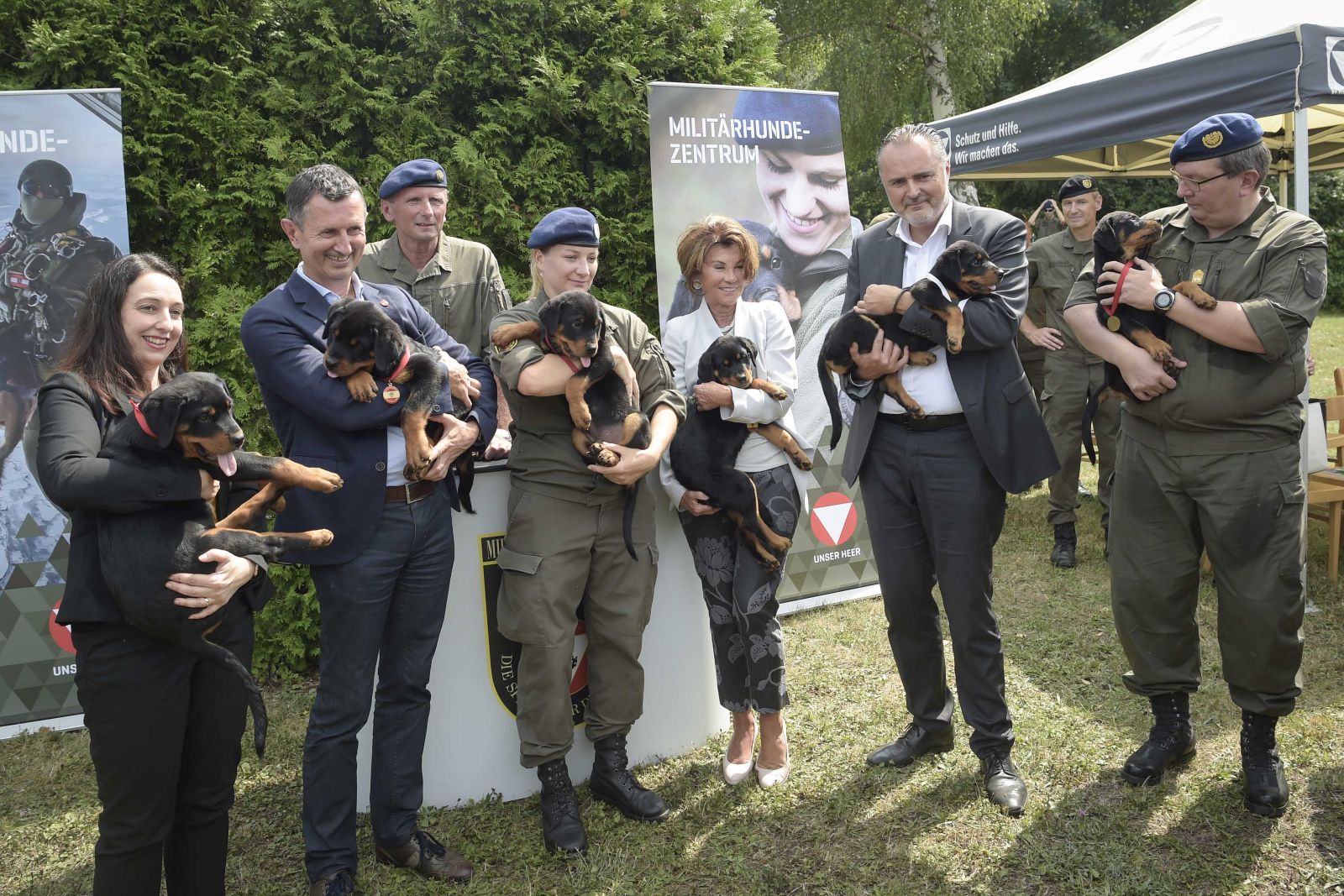 Die prominenten Paten mit den jungen Rottweilerwelpen im Militärhundezentrum Kaisersteinbruch. (Foto: Bundesheer/Pusch)