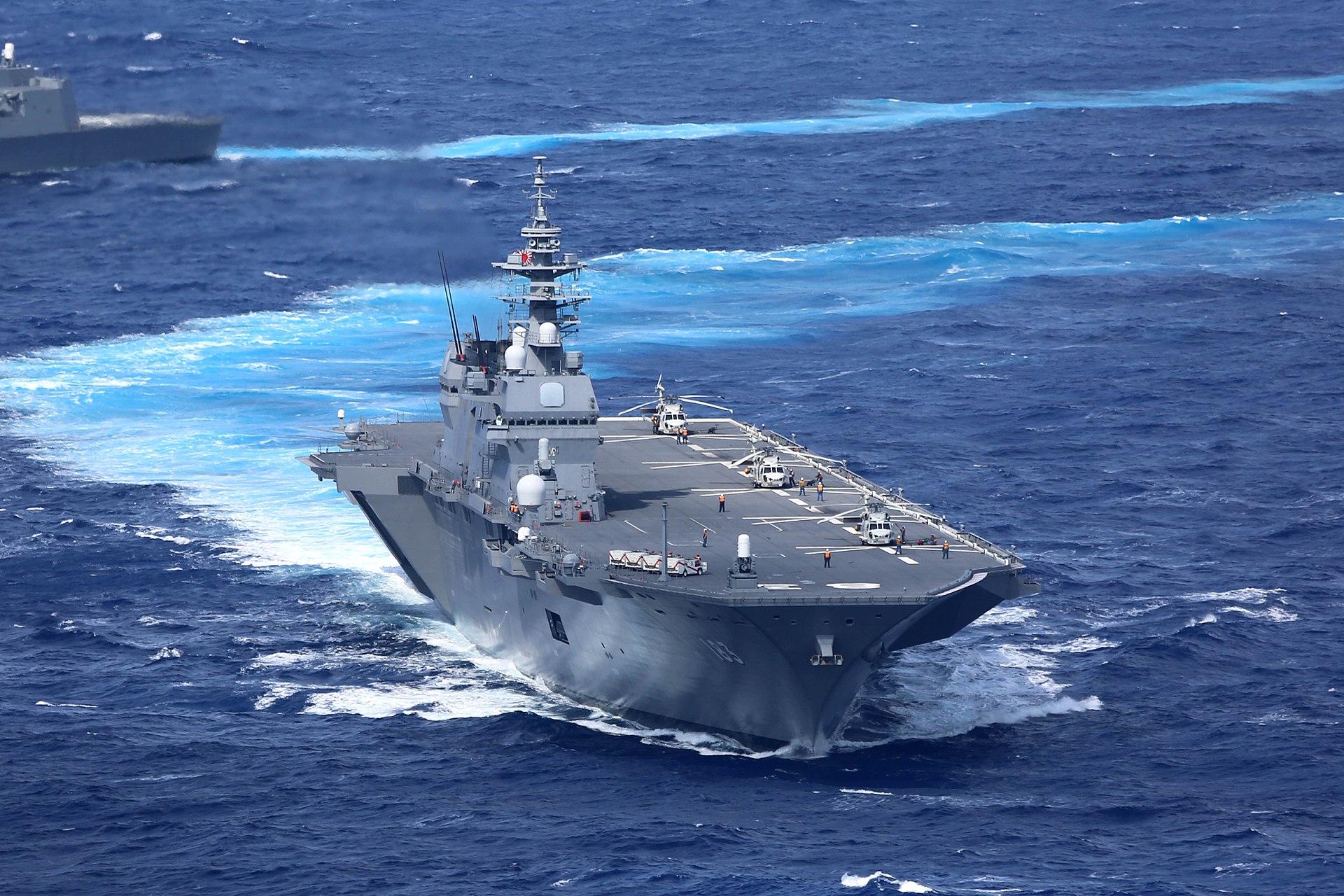 Der Budgetwunsch des japanischen Verteidigungsministeriums für 2020 beträgt insgesamt 45 Milliarden Euro, davon sollen 26 Millionen Euro in den Umbau des Hubschrauberträgers „Izumo“ (Bild) fließen. (Foto: Kaij? Jieitai, CC-BY 4.0)