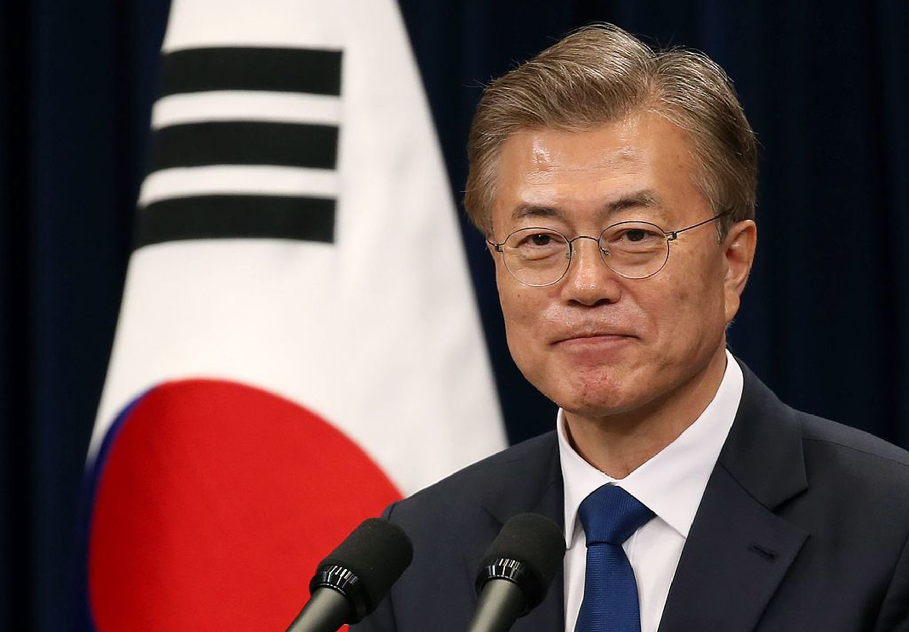 Südkoreas Präsident Moon Jae-In unterstützt die Pläne von Admiral Sim Seung-seob zum Aufbau einer Atom-U-Boot-Einheit. (Foto: Korea.net, CC BY-SA 2.0)