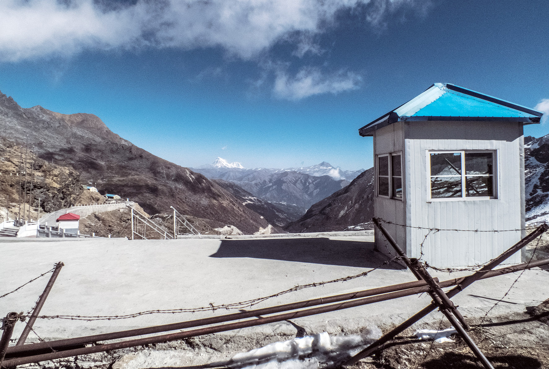 An der Grenze zu China (Bild: Grenze am Nathu La in der Nähe des Doklam-Plateaus) baut Indien insgesamt elf strategische Straßen. (Foto: thebrowniris, CC BY 3.0)