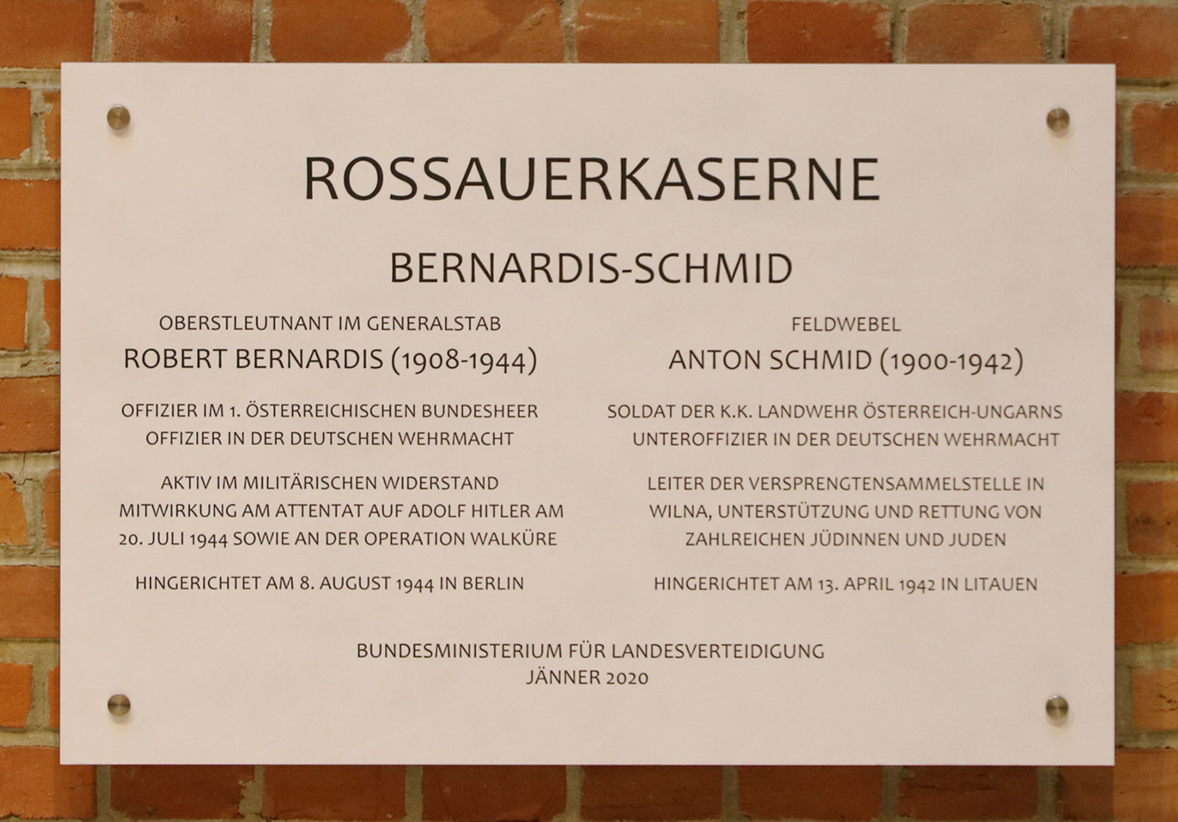 Die Gedenktafel für Oberstleutnant Robert Bernardis und Feldwebel Anton Schmid in der Rossauerkaserne. (Foto: TD/Schobesberger)