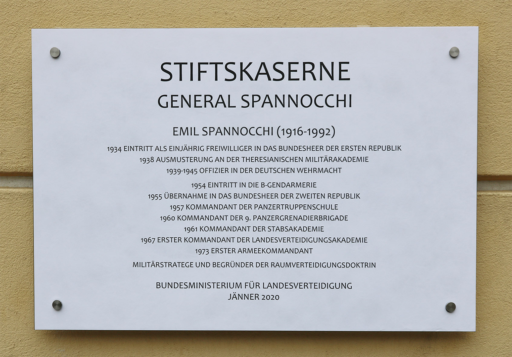 Die Gedenktafel für General Emil Spannocchi in der Stiftskaserne. (Foto: TD/Schobesberger)
