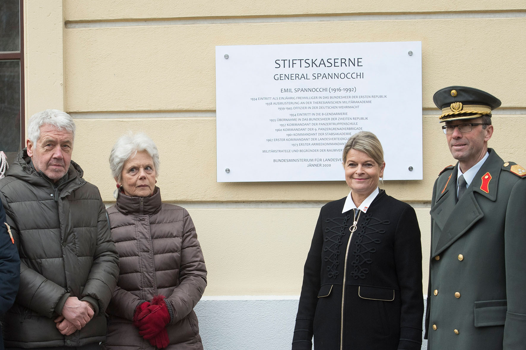 Bundesministerin Klaudia Tanner mit Generalleutnant Erich Csitkovits und Angehörigen der Familie Spannocchi vor der Gedenktafel in der Stiftskaserne. (Foto: ÖBH/Pusch)