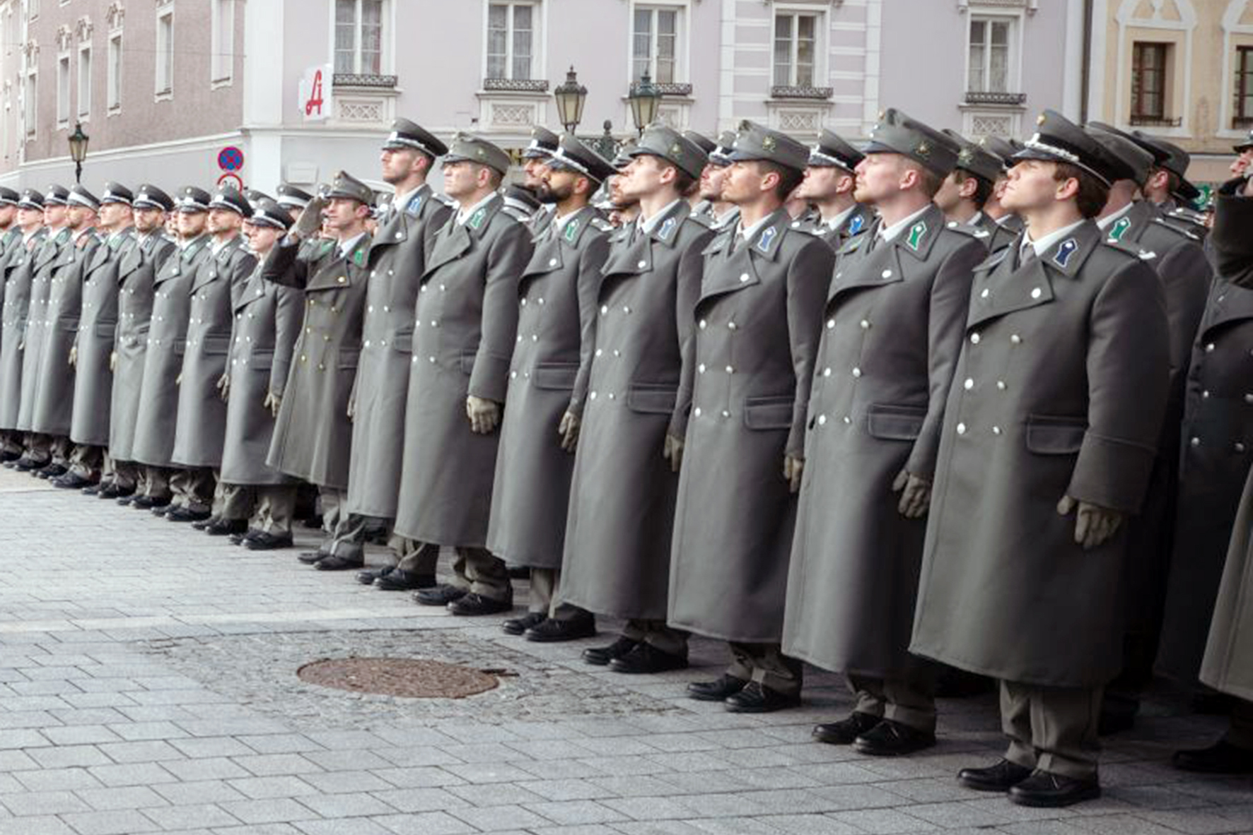 Am 28. Februar 2020 wurden 745 Soldaten der Heeresunteroffiziersakademie, darunter 59 Frauen, feierlich am Ennser Hauptplatz ausgemustert. (Foto: Bundesheer/Daniel Trippolt)
