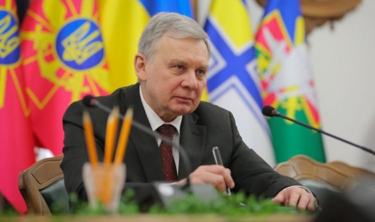 Am 4. März 2020 wurde Andrii Taran zum neuen Verteidigungsminister der Ukraine angelobt.  Der neue Minister wurde 1955 in Frankfurt (Oder) in Deutschland geboren. Taran hat sowohl in der Ukraine als auch in den USA studiert und weist zwei Masterabschlüsse vor. Zwischen 1972 und 2016 war Andrii Taran im Militär aktiv und verließ seinen Dienst als Lieutenant General. Bisher war Andrii Taran unter anderem als Verteidigungsattaché in der ukrainischen Botschaft in den Vereinigten Staaten und als Repräsentant des Verteidigungsministeriums bei den Vereinten Nationen in der Ukraine tätig. Zudem war er bei den Anti-Terror-Missionen in den Regionen Donetsk und Luhansk beteiligt und ist unter anderem Träger des Bogdan-Chmelnizki-Orden zweiter und dritter Klasse. 